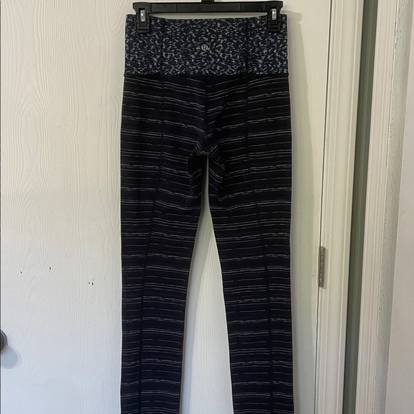 Lululemon Skinny Groove Pant II (Roll Down) Navy Striped Size 6 - Picture 8 of 10
